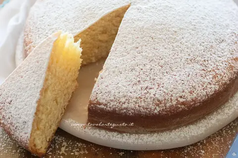 Torta soffice e profumata, una deliziosa torta senza lattosio spolverata di zucchero a velo.
