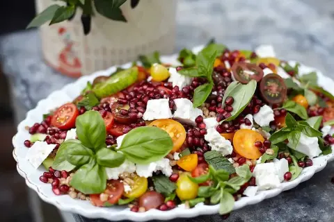 En härlig sallad med granatäpple, tomater, gurka, fetaost och basilika. Perfekt för en somrig och godaste melonsalladen.
