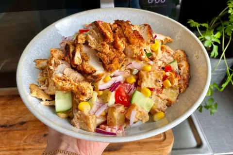 En härlig kyckling kebab-sallad med grillad kyckling, potatis, majs, gurka, tomat och rödlök i en krämig dressing. Perfekt för en snabb och god lunch!