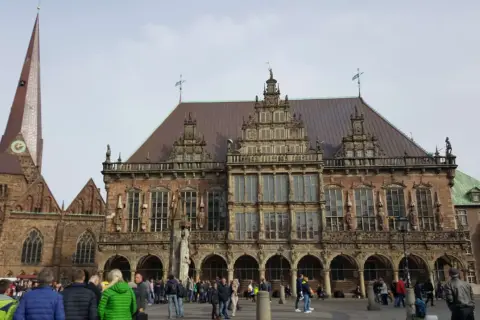 Bremens Rathaus und St. Petri Dom: Ein Muss für jeden Besucher. Die beeindruckende Architektur und der belebte Marktplatz zeigen, was man in Bremen gesehen haben muss.