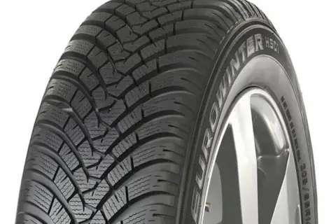 Opony Falken Eurowinter HS01, gdzie produkowane? Zimowa opona na feldze, z wyraźnym bieżnikiem.