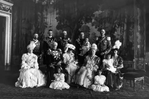 Kungliga familjen samlad, med Oscar II:s barn och barnbarn i ståtliga dräkter.