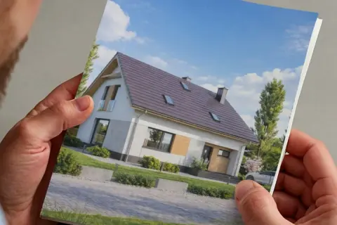 Darmowe projekty domów w katalogu. Piękny, nowoczesny dom z ogrodem i podjazdem.