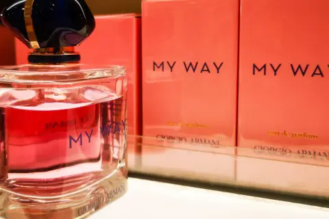 Perfumy Giorgio Armani My Way, wycofane z produkcji, w różowym flakonie i na tle pudełek.