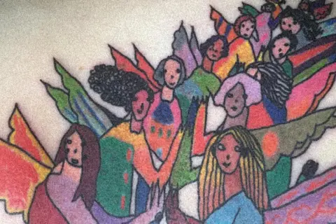 Un grupo de figuras con alas de colores vibrantes, como **tatuajes de obras de arte** que celebran la diversidad y la unión.