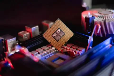 Procesor na płycie głównej, kluczowy element w dyskusji procesor intel czy amd.