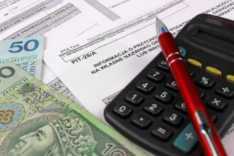 Formularz PIT-28/A, polskie banknoty i kalkulator. Czas na rozliczenie podatku.