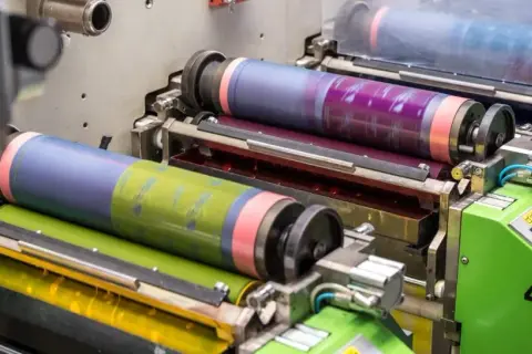 Druk fleksograficzny na folii – jak zwiększyć jakość opakowań?