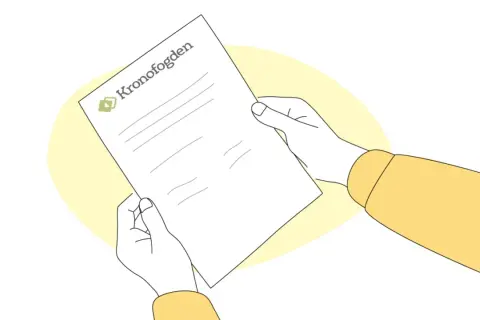 Händer håller ett papper med texten "Kronofogden" och en logotyp. Kanske ett brev om inkasso.