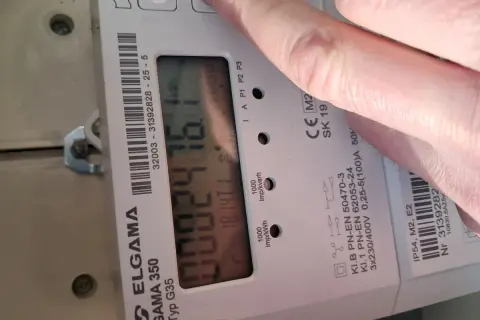 Odczytywanie licznika gama 350. Na ekranie widoczny jest numer 0082476.1. Dłoń zasłania część przycisków.