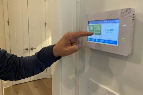 Jaki alarm do mieszkania w bloku, aby skutecznie chronić swój dom?