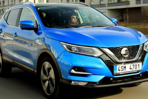 Niebieski Nissan Qashqai w ruchu. Kierowca w okularach przeciwsłonecznych. Sprawdź nissan qashqai wymiary.