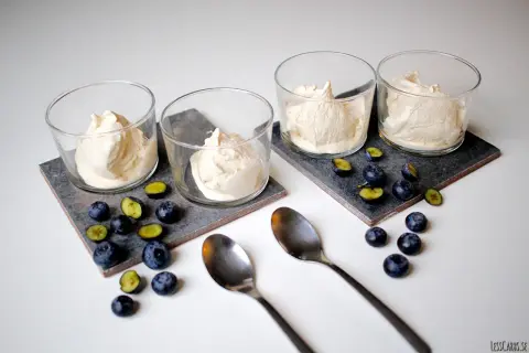 LCHF glass med blåbär och skedar. En krämig, söt dessert som passar perfekt för en lätt måltid.