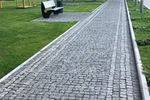 Ile kosztuje metr chodnika? Sprawdź, co wpływa na ceny i wybór materiałów