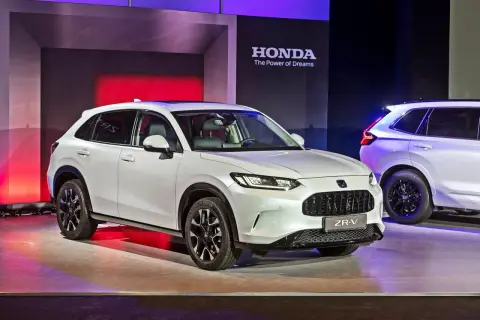 Biały Honda SUV ZR-V prezentowany na scenie z logo Honda. Nowe honda suv modele.