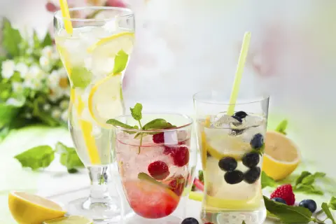 Erfrischende hausgemachte Limonade mit Zitrone, Beeren und Minze. Perfekt zum limonade selber machen an heißen Tagen.
