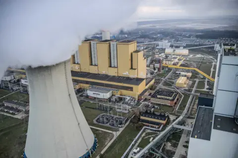 Wielka chłodnia kominowa i bloki elektrowni węglowej. Dyskusja o transformacji energetycznej, węgiel vs. elektrownie jądrowe.