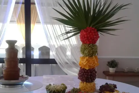 Fontanna czekoladowa i palmy z owoców: truskawki, kiwi, pomarańcze, winogrona, ananas. Idealne jakie owoce do fontanny czekoladowej.