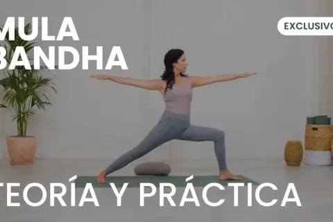Mujer en postura de guerrero, aprendiendo los **mula bandha beneficios** para la teoría y práctica del yoga.
