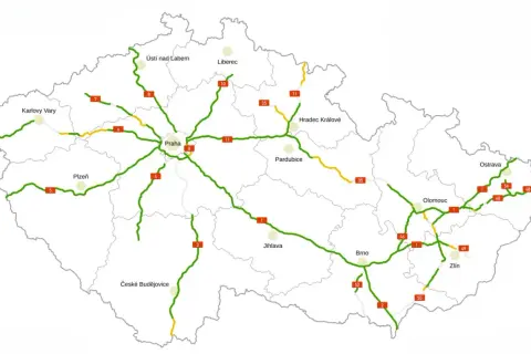 Mapa autostrad w Czechach z zaznaczonymi miastami i trasami. Kolory wskazują na różne rodzaje dróg, a czerwone prostokąty z cyframi to numery dróg, które mogą być związane z opłatami.