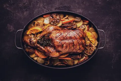 Ein goldbraun gebratener Gansbraten mit Kartoffeln, Orangen und Knoblauch. Die Frage welcher Wein zu Ente passt, wird hier kulinarisch beantwortet.
