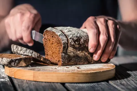 Zamienniki pieczywa: 15+ zdrowych alternatyw bez glutenu i węglowodanów