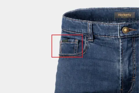 Il taschino piccolo dei jeans, un tempo utile per orologi da tasca, oggi è perfetto per chiavi o auricolari.