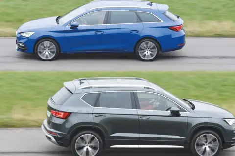 Niebieski Seat Leon kombi i szary Seat Ateca jadą obok siebie.