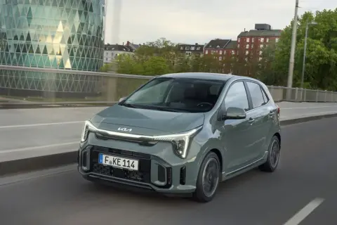 Nowe Kia Picanto w miejskim krajobrazie. Zobacz opinie i przekonaj się, czy to auto dla Ciebie.