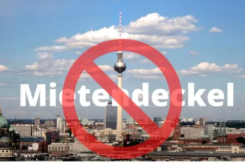 Berlin Skyline mit rotem Verbotsschild über dem Wort "Mietendeckel". Der Mietendeckel in Berlin wurde gekippt.