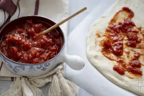 Sos do pizzy jak z pizzerii: Przepisy na pomidorowy i czosnkowy