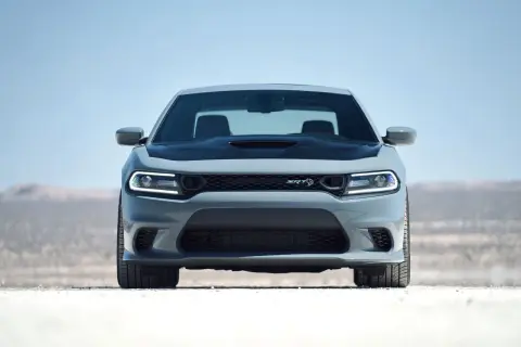 Szary Dodge Charger Hellcat z czarną maską i reflektorami LED na pustynnym tle.