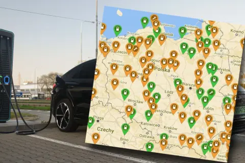 Mapa Polski z zaznaczonymi punktami ładowania samochodów elektrycznych. Czarny SUV podłączony do ładowarki.