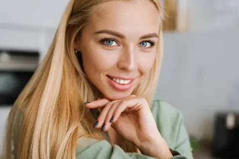 Blondynka z niebieskimi oczami? Odkryj kolory, które Cię rozświetlą!