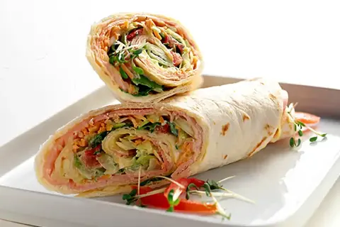 Två wraps med en generös fyllning av skinka, grönsaker och dressing. En perfekt lunch eller snabb måltid.
