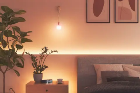 Gemütliche Schlafzimmer-Ideen mit indirekter Beleuchtung durch LED-Streifen. Sanftes Licht hinter dem Bett und an der Wand schafft Atmosphäre.