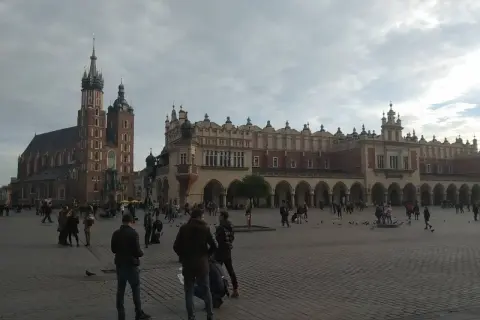Rynek Główny w Krakowie z Sukiennicami i Kościołem Mariackim. Aby dojść z dworca PKP na rynek, wystarczy kierować się prosto ulicą.