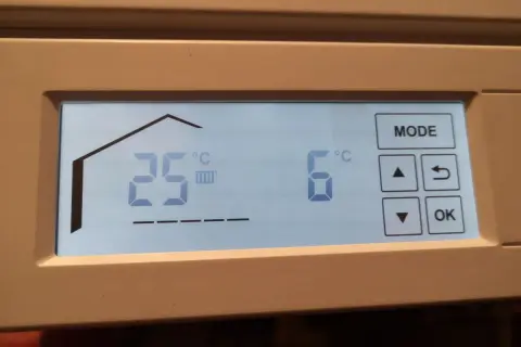 Wyświetlacz sterownika Viessmann. Pokazuje 25°C w domu i 6°C na zewnątrz. Pomocne przy szukaniu instrukcji.