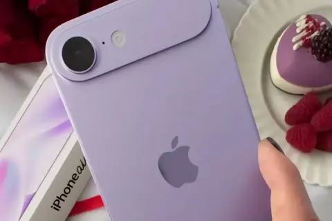 Fioletowy iPhone 17, obok pudełka z napisem "iPhone", malin i serduszkowych ciasteczek. Kiedy premiera?