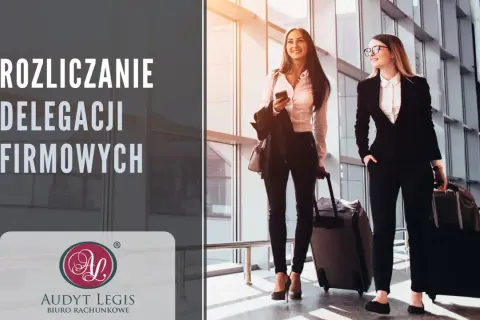 Dwie kobiety w eleganckich strojach biznesowych z walizkami w nowoczesnym wnętrzu, prawdopodobnie lotnisku.