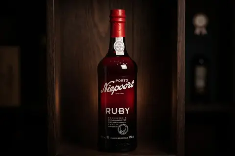 Butelka wina Porto Niepoort Ruby w drewnianej skrzynce. To jest co to jest porto – słodkie, wzmacniane wino z Portugalii.
