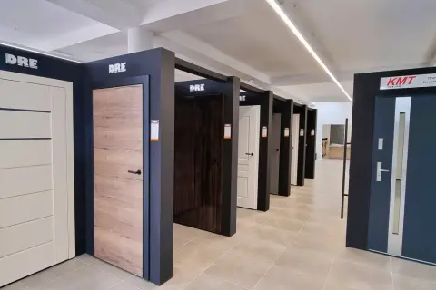 Rząd nowoczesnych drzwi wewnętrznych i zewnętrznych w salonie.