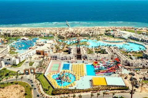 Widok z lotu ptaka na kompleks hotelowy Pickalbatros Oasis Port Ghalib z basenami, zjeżdżalniami i plażą nad Morzem Czerwonym.