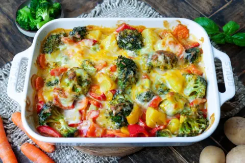 Ein köstlicher vegetarischer Auflauf mit Brokkoli, Kartoffeln und Paprika, überbacken mit geschmolzenem Käse.