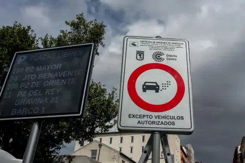 Señal R120 de prohibición de circulación para vehículos contaminantes en el Distrito Centro de Madrid, excepto autorizados.