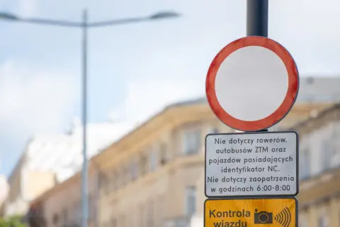 Znak zakazu ruchu w obu kierunkach, z wyłączeniem rowerów, autobusów ZTM i pojazdów z identyfikatorem NC.