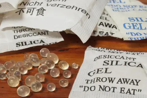Silica-Gel-Beutel und Kügelchen, die Feuchtigkeit absorbieren. Was ist Silica? Ein Trockenmittel, das vor Nässe schützt.