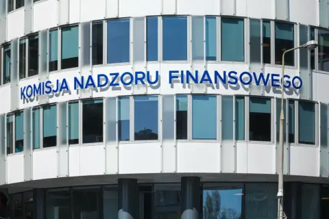 Ile zarabia doradca inwestycyjny? Pensje, licencja KNF i realia branży