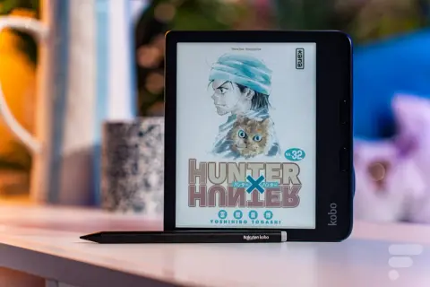 Une liseuse Kobo affiche la couverture du manga Hunter x Hunter. Un stylet est posé devant.