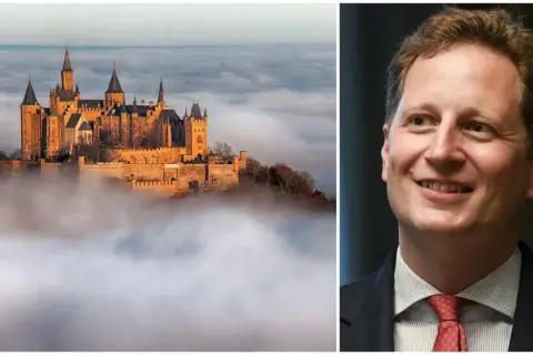 Märchenschloss über den Wolken, daneben ein Mann mit roter Krawatte. Ein Bild von Crailsheim.